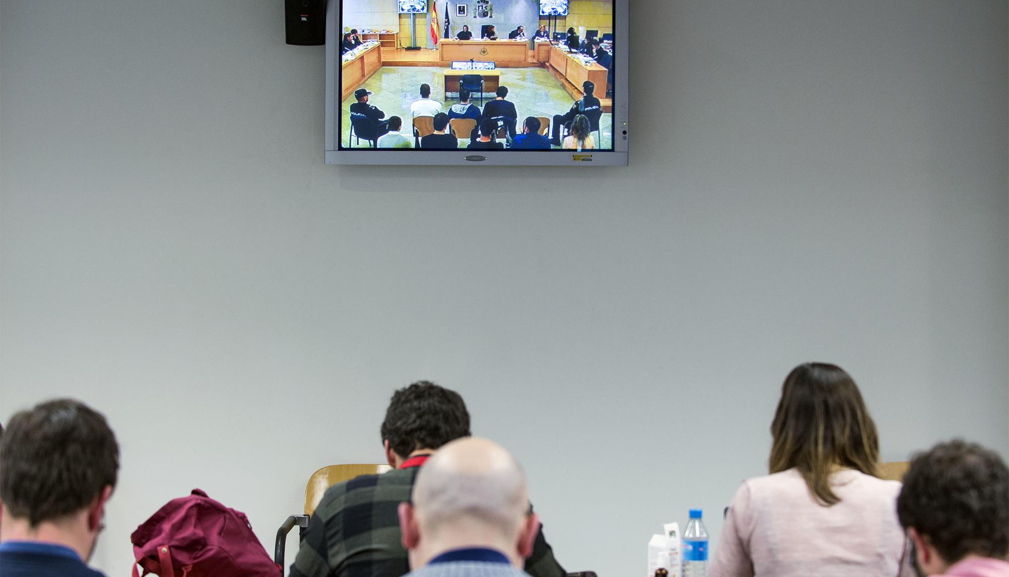 Pantalla en la sala de prensa de la Audiencia Nacional durante el jucio a los jovenes de Altsasu